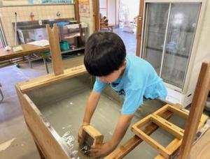 てすき体験をする少年