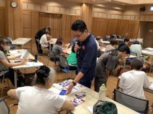 質問をする参加者の様子