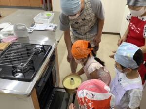シフォンケーキをオーブンに入れる