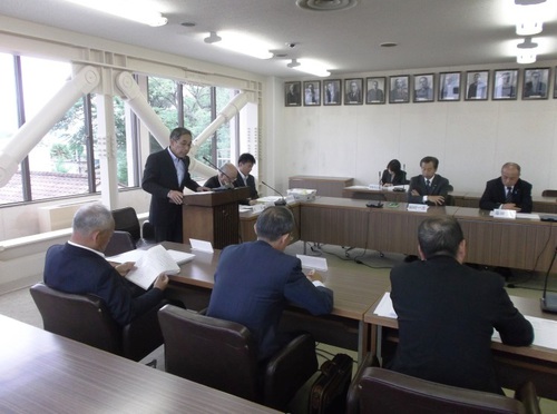 所信表明会会場（全議員協議会室）の画像