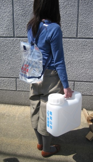 携行容器と非常用飲料水用袋の画像