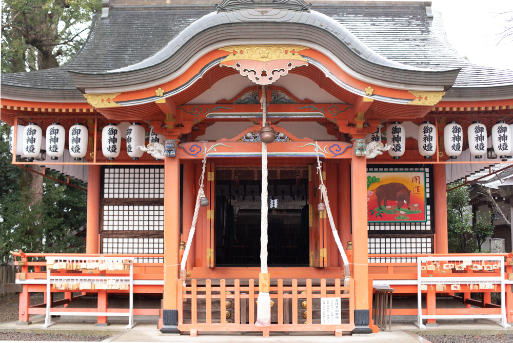 御霊神社の拝殿の写真