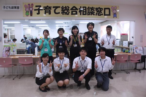 子ども政策室の山田さんとインターンシップ生の集合写真