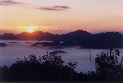 鹿倉山の頂上から眺める日の出と雲海の写真