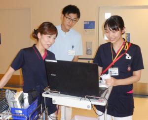 PNSで看護師と一緒にラウンドしながら情報共有している写真