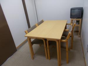 机と4脚の4椅子がある相談室の写真です