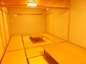 8畳の部屋が2室2続間になっており座卓が２台ある和室の写真です