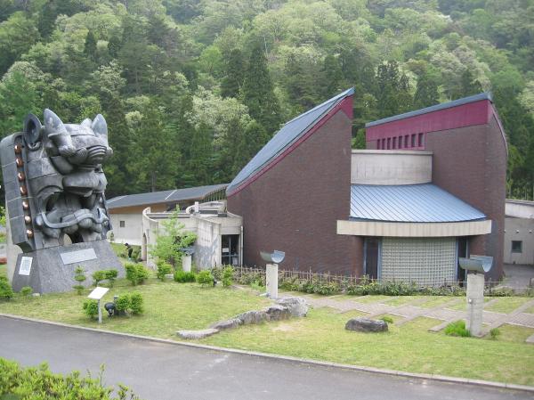 右側に日本の鬼の交流博物館、左側に平成の大鬼が写った写真