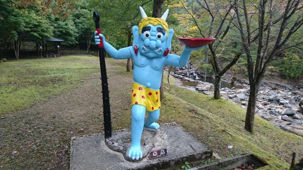 大江山にある水色の鬼の像の写真