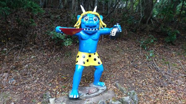 大江山にある青い鬼の像の写真