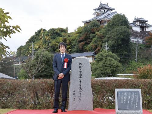 千原ジュニアさんと句碑の写真